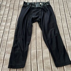 Boys SZ YMD HEATGEAR UNDER ARMOUR black 3/4 length athletic leggings